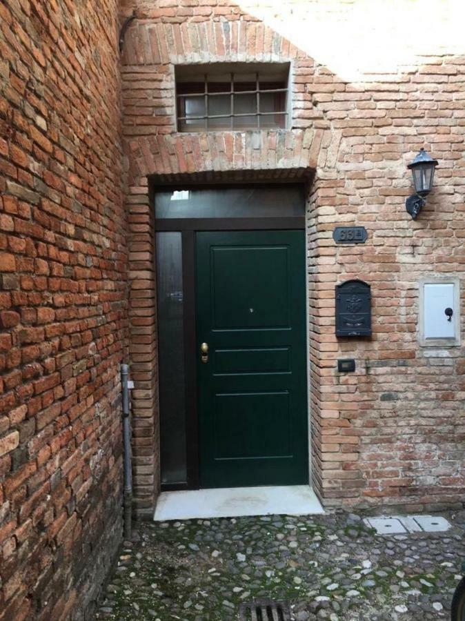 Vicolo Duelli Apartment แฟร์รารา ภายนอก รูปภาพ